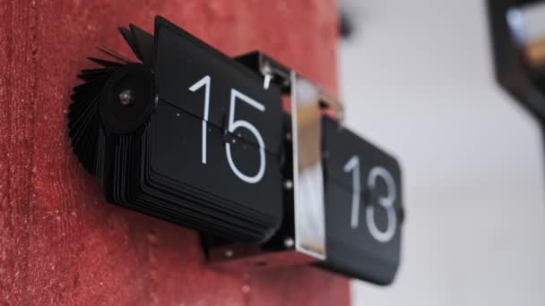 Автоматические Черные Часы Стильным Дизайном Изменением Времени Десяти Одиннадцати Часов — стоковое видео