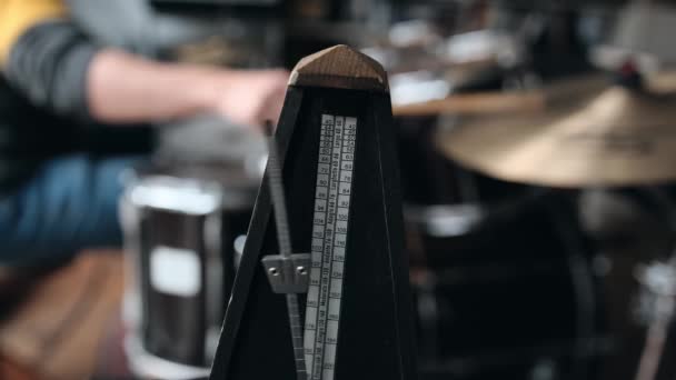 Механический Метроном Измерения Музыкального Ритма Такта Работающий Время Работы Музыканта — стоковое видео