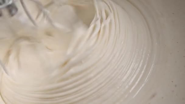 Ciasto Ugniatanie Ciasta Automatycznym Zbliżeniem Mieszalnika Smaczne Pieczywo Pustynne Ciasto — Wideo stockowe