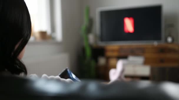 Женщина Смотрит Netflix Смарт Телевизор Дома — стоковое видео