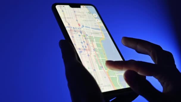 Poznan Polsko Ledna Dívka Pomocí Google Maps App Smartphonu Modrém — Stock video