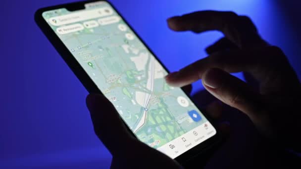 Poznan Polonia Enero Chica Que Utiliza Aplicación Mapas Google Teléfono — Vídeo de stock