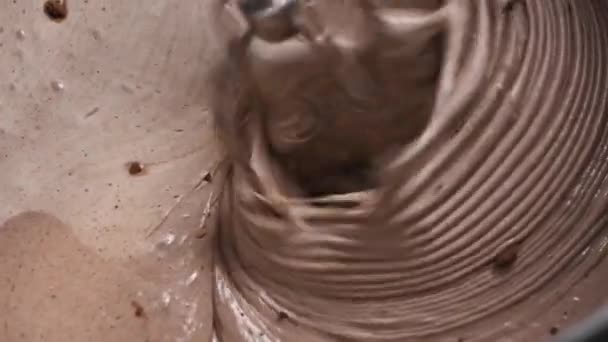 チョコレートパイ生地は 自動ミキサーのクローズアップを使用してココアと混練 おいしいパン屋砂漠ケーキの準備でキッチン — ストック動画