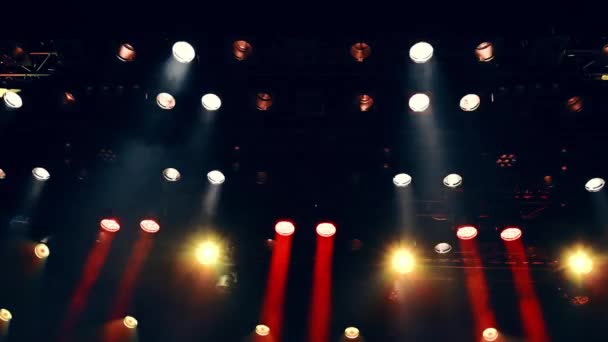 Atmosferické Jevištní Světlo Reflektorů Blikajících Během Koncertu Nebo Přehlídky — Stock video