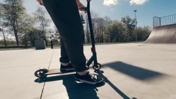 少女行うトリックによってキックスクーターによって極端な公園 — ストック動画
