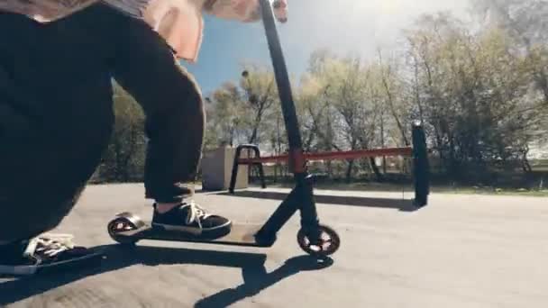 Pequeño Jinete Cabalgando Rápido Por Kick Scooter Parque Día Soleado — Vídeos de Stock