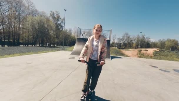 Carino Una Bambina Sorridente Cavalcando Kick Scooter Parco Estremo Guardando — Video Stock