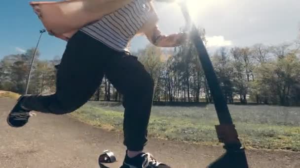 Güneşli Bir Günde Kaykay Parkında Kickstarter Yanından Geçen Güzel Bir — Stok video