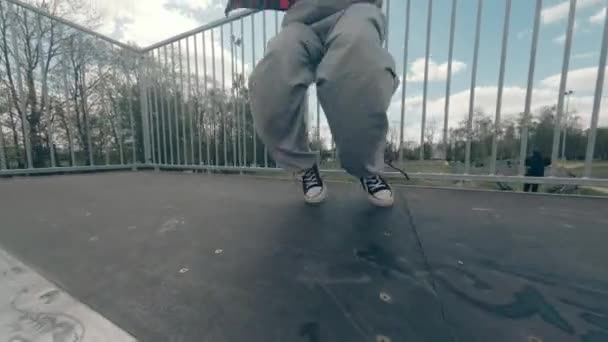 Мила Дівчина Підліток Танцює Сучасний Танець Скейтпарку Повільний Рух — стокове відео