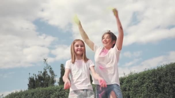 Kleine Meisjes Spelen Met Holi Kleurrijke Poeder Vieren Holi Festival — Stockvideo