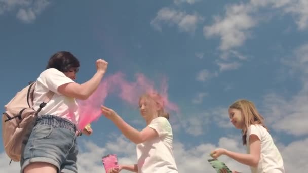 妈妈带着女儿们在霍利节与霍利粉玩耍庆祝 扔出五彩缤纷的粉末 — 图库视频影像