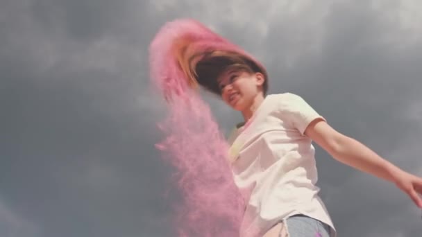 Hermosa Adolescente Celebrando Holi Festival Agitando Pelo Largo Con Polvo — Vídeo de stock