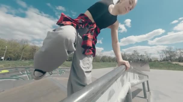 Teenage Girl Doing Elements Parkour Ramp Extreme Skate Park — Stock Video