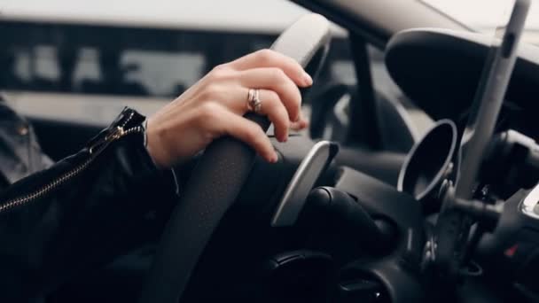 Niñas Manos Gire Volante Cerca Vista Mujer Conduciendo Coche Por — Vídeo de stock