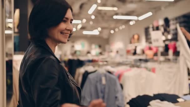 Νεαρή Ελκυστική Γυναίκα Προσκαλεί Την Ακολουθήσει Στο Εμπορικό Κέντρο Για — Αρχείο Βίντεο