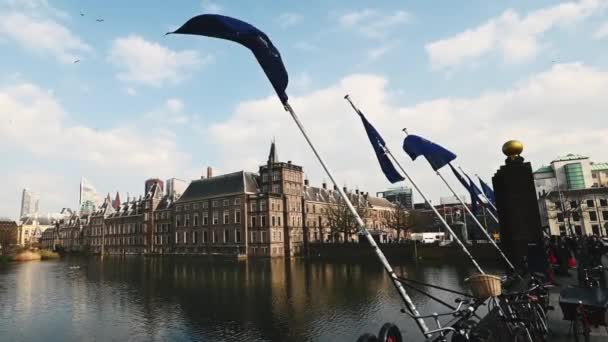 Nato北大西洋条約機構の旗がオランダのハーグ中心部の堤防上の旗竿に手を振る — ストック動画