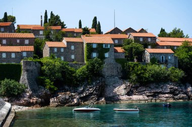 Karadağ 'daki Sveti Stefan adasında lüks eski binalar var. Adriyatik Denizi 'nde tatil