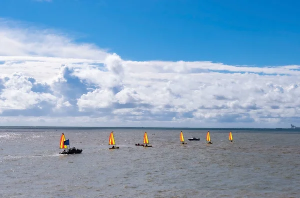 Vistas Panorámicas Mar Con Veleros Kayaks Cielo Azul Con Nubes — Foto de Stock