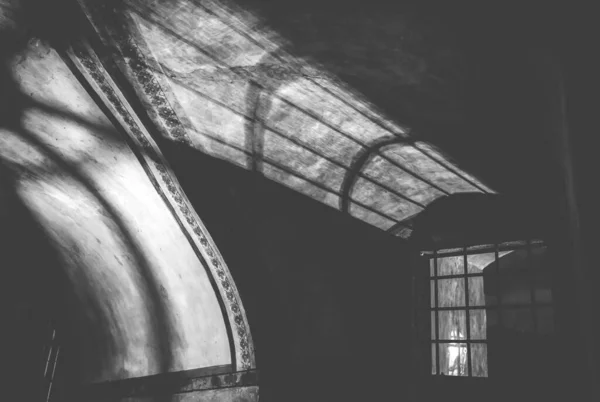 Skuggor Från Gallret Mystisk Korridor Det Gamla Rummet Slottet Svart — Stockfoto