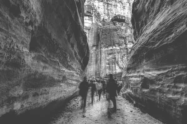 Grupa Ludzi Między Skałami Piaskowcowymi Wąskiej Ścieżce Petra Jordania Czarno — Zdjęcie stockowe
