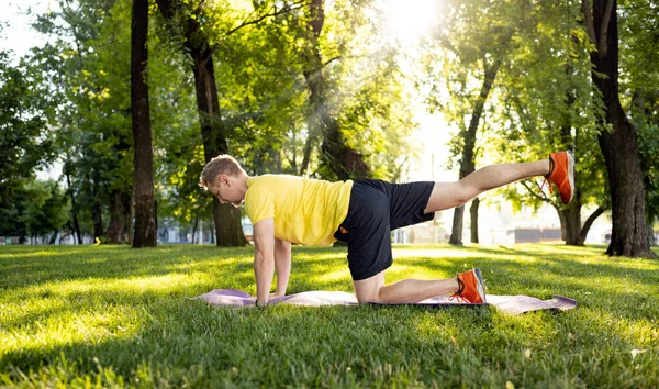 Een Man Die Morgens Yoga Doet Het Park Zomer Kerel — Stockfoto