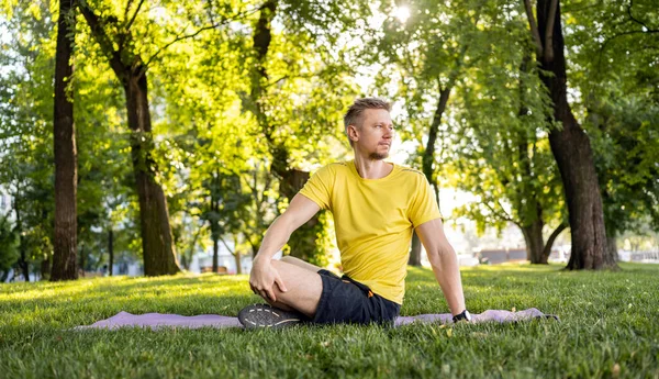 Mann Macht Morgens Yoga Park Freien Sommer Kerl Streckt Bei — Stockfoto