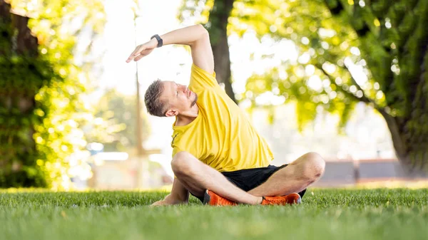 Man Gör Morgonyoga Parken Utomhus Sommaren Guy Fitness Stretching Naturen — Stockfoto