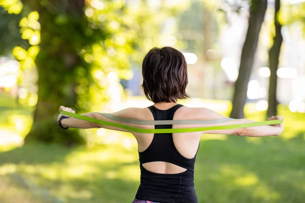 Mädchen Mit Gummiband Beim Workout Für Arme Und Rücken Park — Stockfoto
