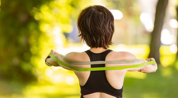 Mädchen Mit Gummiband Beim Workout Für Arme Und Rücken Mit — Stockfoto