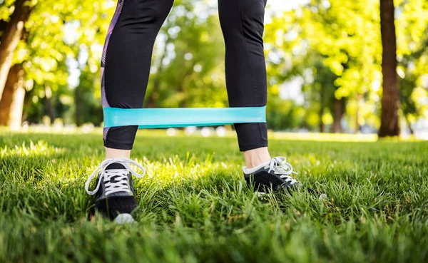 Lastik Bantlı Kız Parkta Çimlerin Üzerinde Bacak Egzersizi Yapıyor Genç — Stok fotoğraf