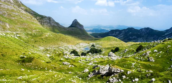国立公園での美しい山と湖の景色晴れた夏の日にモンテネグロのデュルモーター 景観自然景観 — ストック写真