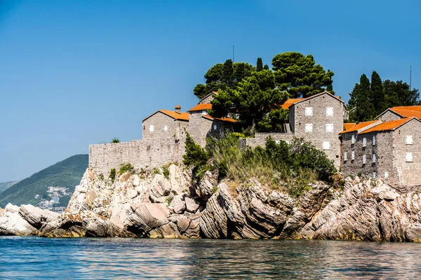 Malownicze Miasteczko Skałach Czarnogórze Widok Adriatyku Piękne Śródziemnomorskie Miasto Górami — Zdjęcie stockowe