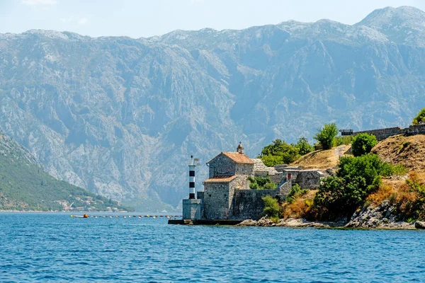 Starożytne Budynki Skałach Czarnogórze Widok Morze Adriatyku Stare Miasto Pomarańczowymi — Zdjęcie stockowe