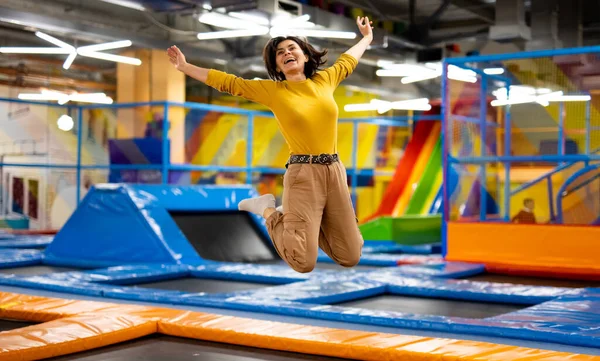 Chica Bonita Saltando Colorido Trampolín Parque Infantil Sonriendo Hermosa Mujer — Foto de Stock