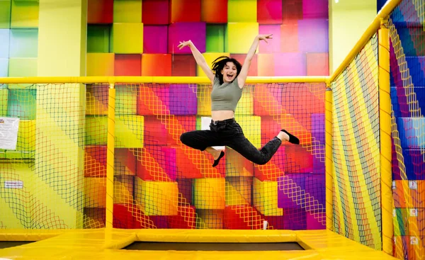 トランポリンでジャンプして遊び場で幸せになるかわいい女の子の子供 アクティブエンターテイメント中に運動中の女性ティーン — ストック写真