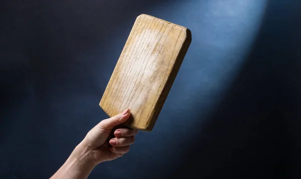 Hand Hält Spielzeugholzbrett Zum Kochen Craft Geschirr Für Die Zubereitung — Stockfoto