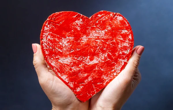 Ruce Držící Červené Srdce Jako Symbol Lásky Péče Podpory Romantický — Stock fotografie