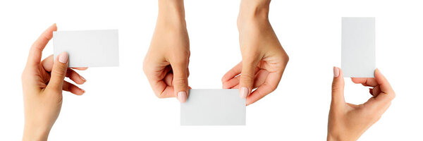 Набор белых визитных карточек в руках девочек изолированы на белом фоне