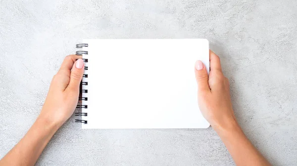 Mädchen Mit Weißem Notizbuch Von Oben — Stockfoto