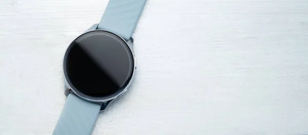 Slim Horloge Met Digitaal Scherm Kopieerruimte Liggend Witte Tafelachtergrond Innovatieve — Stockfoto