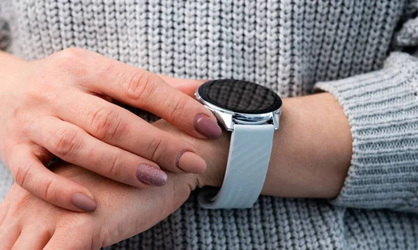 Pessoa Com Relógio Inteligente Mão Olhando Para Tempo Tela Digital — Fotografia de Stock