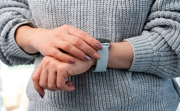 Kvinnlig Person Med Smart Klocka Till Hands Tittar Tid Digital — Stockfoto