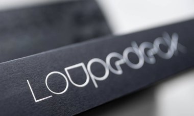 Kyiv, Ukrayna - 28 Aralık 2021: Fotoğraf düzenleme paneli ile Loupedeck logosu