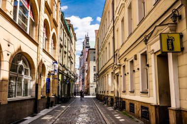 Poznan, Polonya - 05 Temmuz 2022: Poznan 'ın merkezindeki güzel dar sokak