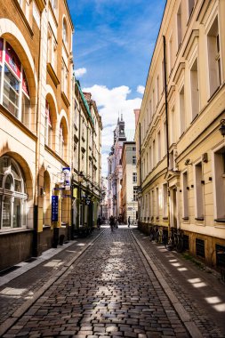 Poznan, Polonya - 05 Temmuz 2022: Poznan 'ın merkezindeki güzel dar sokak