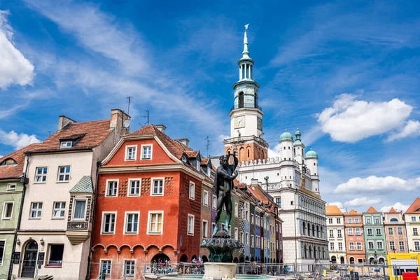 位于波兰波兹南的阿波罗泉广场上 有五彩斑斓的小房子和古老的市政厅 — 图库照片