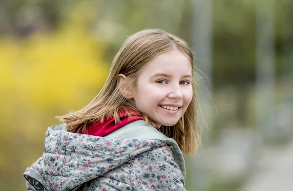 Porträt Des Süßen Kleinen Mädchens Herbstpark — Stockfoto
