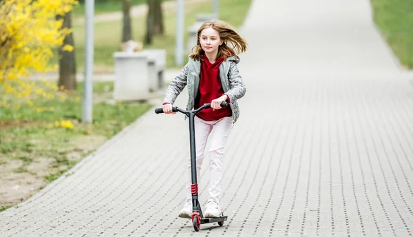 Klein Schattig Meisje Rijden Een Scooter Een Pad Het Park — Stockfoto