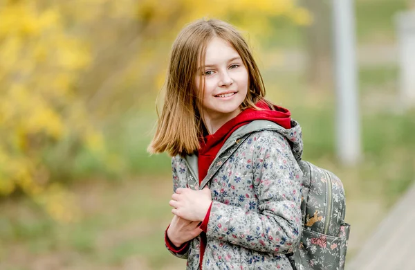 Porträt Der Schönen Kleinen Schülerin Mit Rucksack Herbstpark — Stockfoto