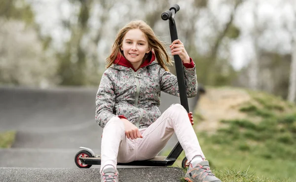Menina Bonita Com Uma Scooter Parque Passeio Extremo Sorrindo Olhando — Fotografia de Stock